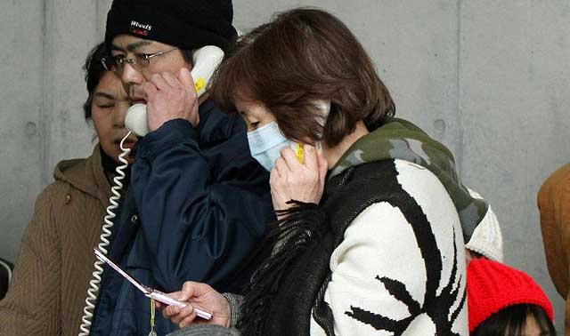 Japoneses usan telfonos satlite tras la catstrofe. | Afp