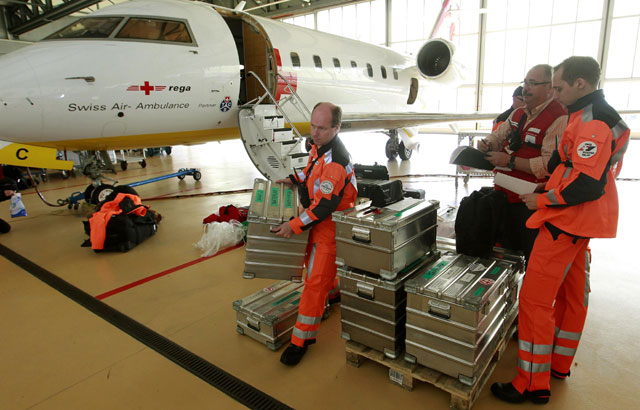 Trabajadores de rescate suizos preparados para embarcar hacia Japn.| Arnd Wiegmann