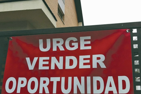 Cartel que anuncia la 'venta urgente' de una vivienda en Madrid. | EL MUNDO