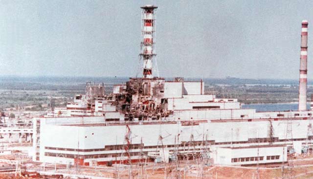 Vista aérea de la estación nuclear de Chernobil tras el accidente de 1986. | Ap