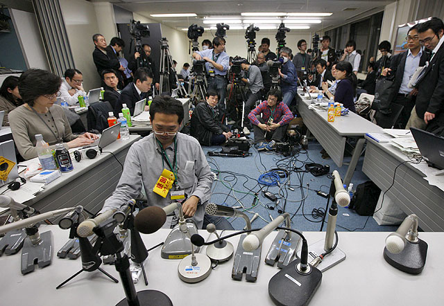 Informadores en la sede de la planta nuclear de Fukushima hace unos días preparando una rueda de prensa. | Efe
