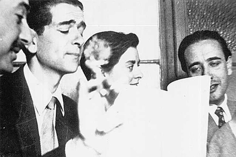 Ignacio y Josefina Aldecoa, con Alfonso Sastre, en los aos 50. |