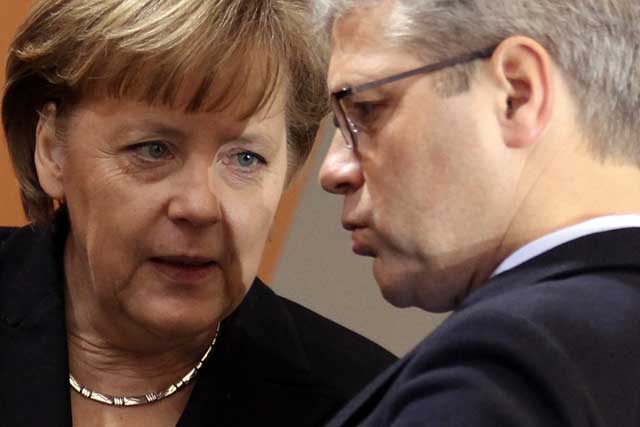 La canciller Merkel en conversacin con el ministro de Medio Ambiente, Norbert Roettgen. | Reuters