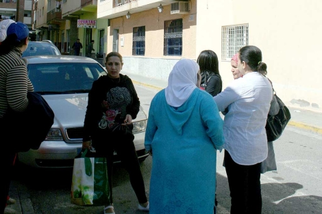 Vecinos arremolinados junto a la vivienda de la joven detenida. | M.C.