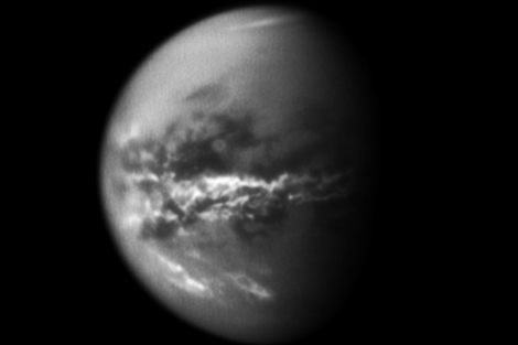 Imagen de Titn y su zona oscura, enviada por la nave Cassini. |NASA