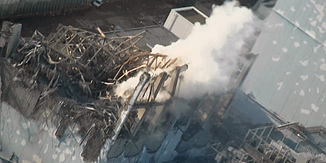 El humo sigue saliendo este jueves del destrozado edificio del reactor 3. | AP