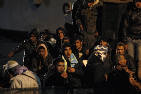 Inmigrantes llegan a la isla italiana de Lampedusa. | Efe