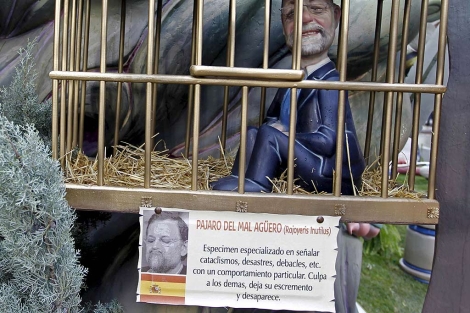 El ninot de Rajoy en Convento Jerusaln, con el cartel robado. | Efe