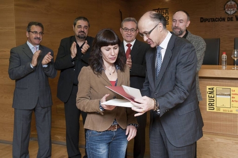Medrano entrega a Vernica Nieto el Premio Villa del Libro. | ELMUNDO.es
