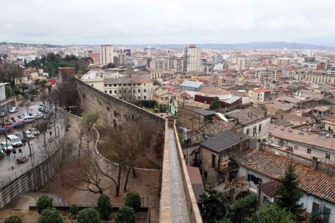 La muralla preside la ciudad desde las alturas. | Joan Castro