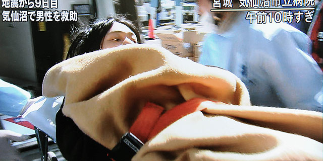 Imgenes de la NHK del Katsuharu Moriya es trasladado al hospital de la ciudad de Kesennuma. | Ap