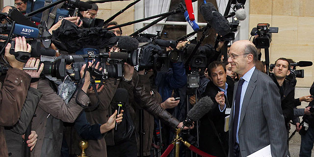 El ministro de exteriores francs, Alain Jupp, frente a los medios. (EFE)