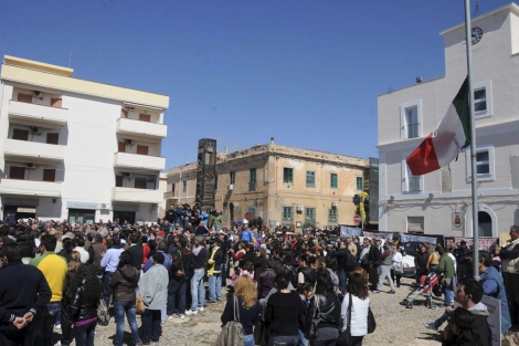 La bandera italiana ondea a media hasta en Lampedusa en protesta por la poltica del Gobierno. | Efe