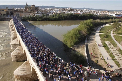 El Puente Romano, repleto de seguidores de la candidatura Crdoba 2016. | Madero Cubero