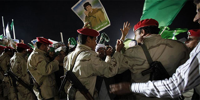 Partidarios de Gadafi, en Trípoli, en la noche de este sábado. (AFP)