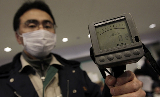 Un trabajador muestra los niveles de radiacin en uno de los refugios. | Reuters