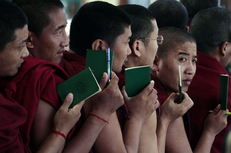 Monjes tibetanos esperan para votar. | Ap
