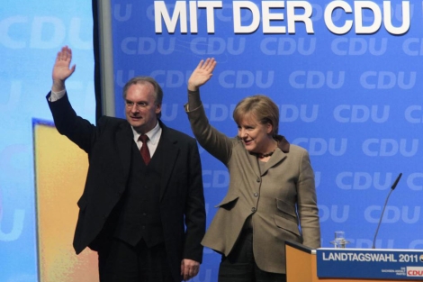 La canciller Merkel y el candidato de la CDU en Sajonia Anhalt. | Reuters
