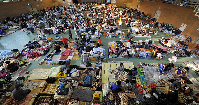 Centenares de personas en un refugio en Iwate. | Afp