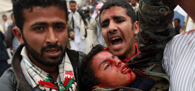 Un joven resulta gravemente herido en las protestas de Saná. | Afp