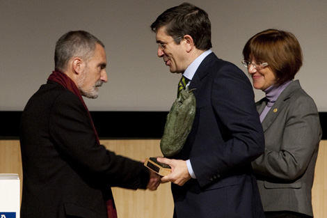 Lete recoge el Premio Euskadi de Literatura de manos del lehendakari en 2009. | I. Andrs