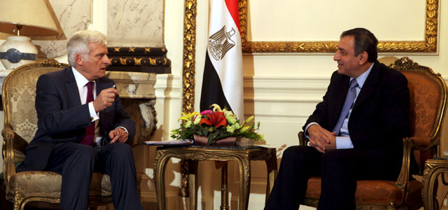 El primer ministro egipcio, Essam Sharaf , reunido con Jerzy Buzek en el Cairo. | Efe
