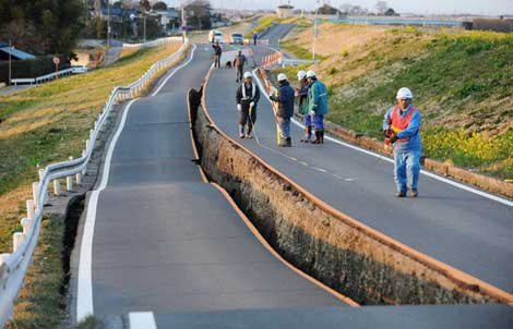 Carretera en Saitama afectada por la licuefacción el pasado 11 de marzo.