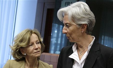 La ministra de Economa, Elena Salgado (izq.), charla con la ministra de Finanzas francesa, Christine Lagarde. | AP