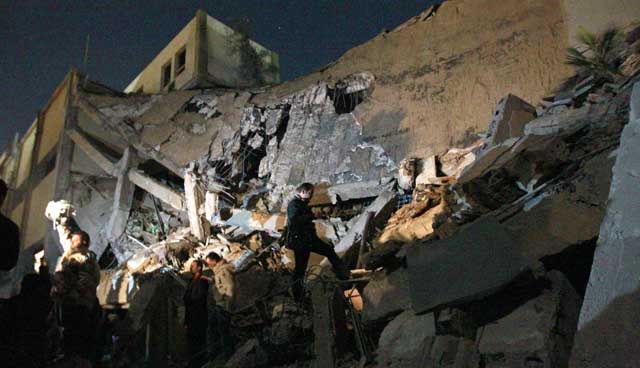 Evaluacin de daos en el edificio del complejo de Gadafi atacado por los aliados. | AP