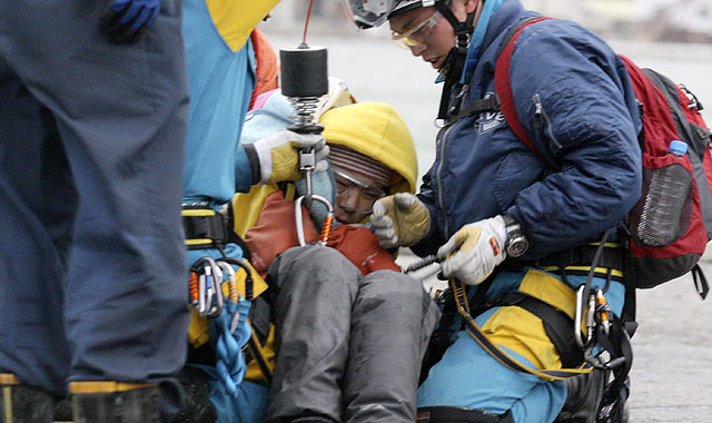 Un joven de 16 años fue rescatado en la jornada del domingo, 9 días después de la catástrofe. | AP
