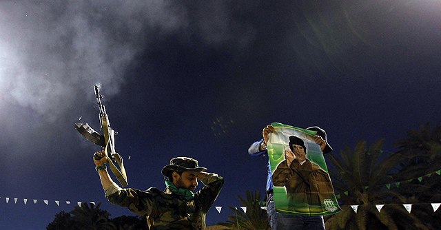 Partidarios de Gadafi disparan al aire en Trpoli. | Reuters