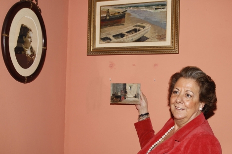 Rita Barber sujeta el cuadro de Sorolla recuperado por la Polica. | E.M.