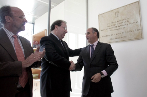 Herrera saluda a Garca Nieto, presidente de FRMP, en presencia del alcalde de Valladolid. | Ical