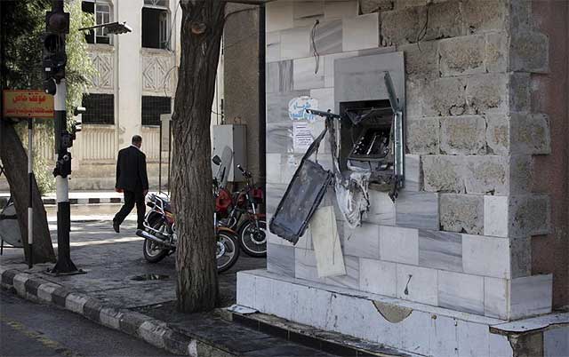 Un cajero automtico destrozado en la ciudad de Daraa.| Efe