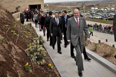 El Rey Don Juan Carlos durante la visita en Roa. | Efe