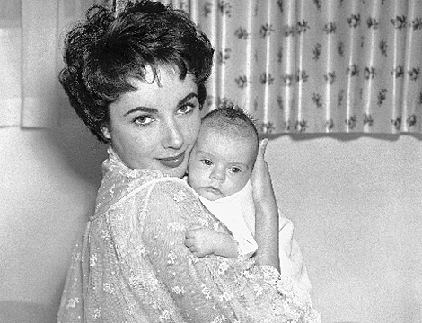 La actriz, con su hijo Michael Howard Wilding. | A. P.