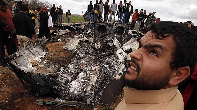 Los restos del F-15 siniestradon en Libia. | Reuters