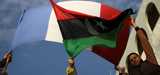 Manifestacin en Bengasi a favor de la intervencin internacional, con banderas libias y una francesa. | AFP