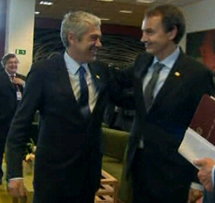 José Sócrates saluda a Zapatero. | Foto: Canal 24 horas