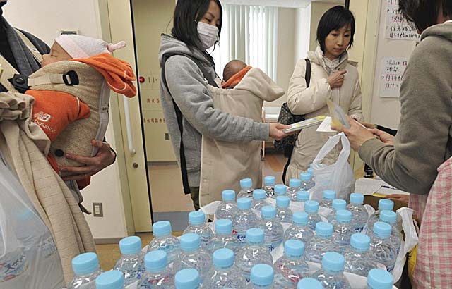 Reparto de agua en un centro de salud de Tokio. | Reuters