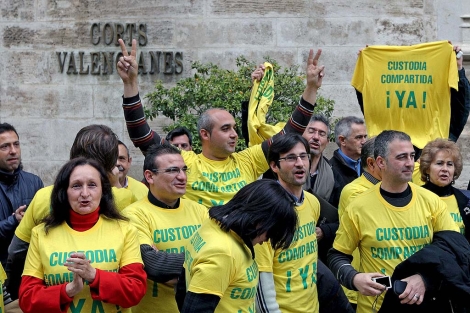 Partidarios de la ley de custodia compartida celebran su aprobacin en Valencia. | Efe