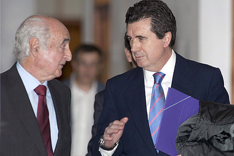 El ex presidente del Govern con su abogado en los juzgados de Palma | Efe