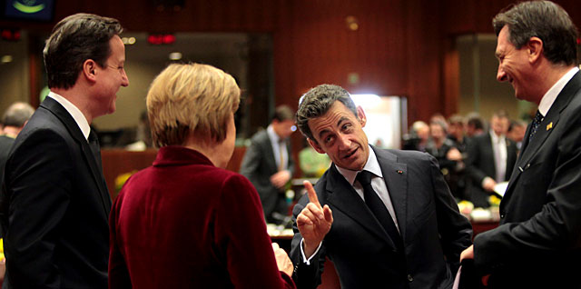 De izda. a dcha. Cameron, Merkel (de espaldas), Sarkozy y el primer ministro esloveno conversan este viernes. | Efe
