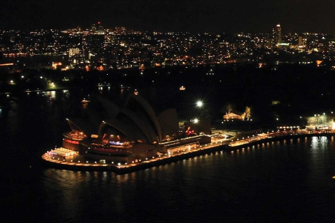 El puerto de Sidney, con el mtico Opera House apagado. | Afp