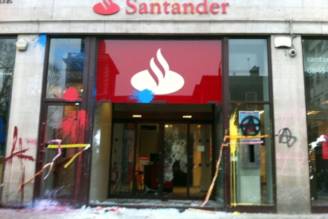 En este estado ha quedado una sucursal del Santander. | E. Surez