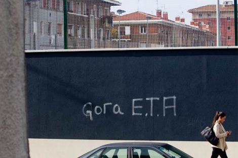Pintada a favor de la banda terrorista en un barrio de Bilbao. (Mitxi)