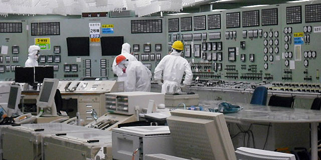Los operarios trabajan en la sala de control del reactor 2 de la central de Fukushima. | Afp