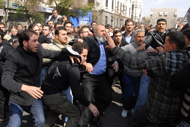 Sirios antigobierno y pro gobierno se enfrentan en la calle. | Ap