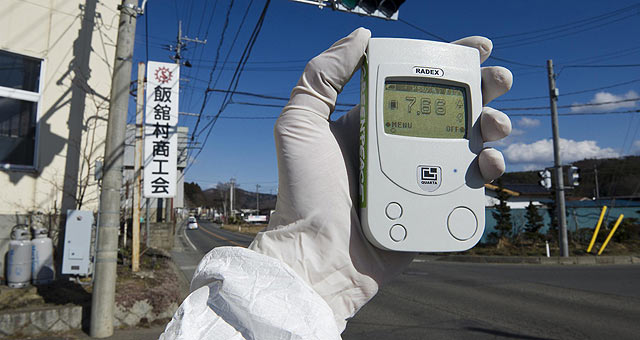Miembros de Greenpeace miden el nivel de radiaciones en la ciudad de Iitate, Fukushima. | Afp