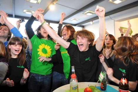 Simpatizantes del partido de Los Verdes alemn celebran su buen resultado, en Stuttgart. | Afp